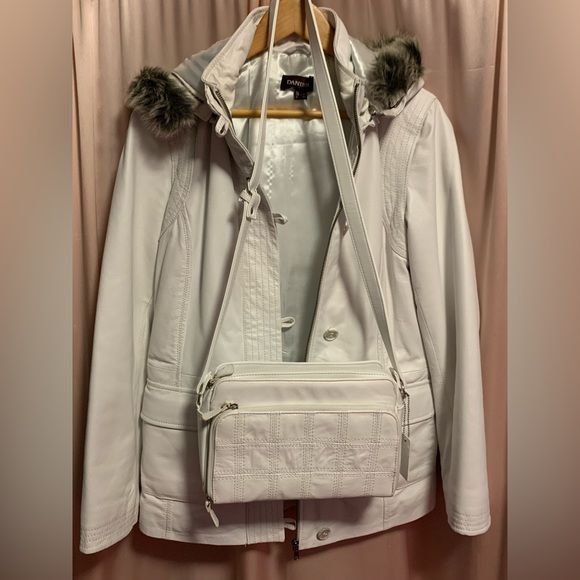 The perfect ‘winter white’ leather coat and purse ensemble ❄️ - Picture 3 of 12